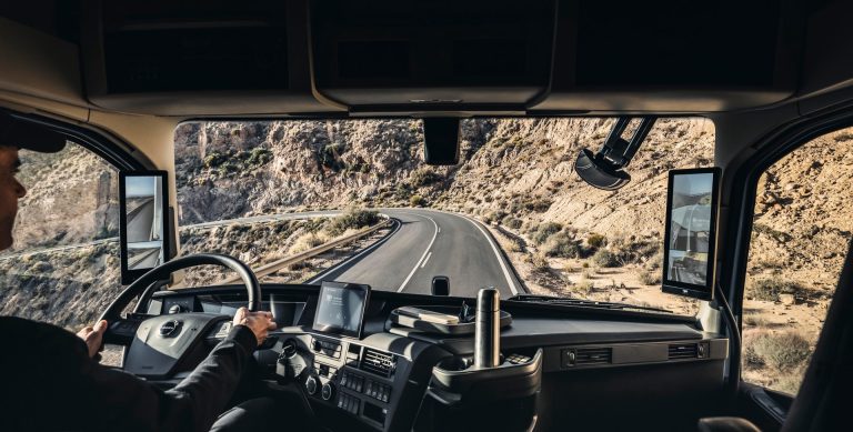 Volvo EX60 vs BMW iX3: el sueco que llega para asaltar el trono del nuevo bávaro eléctrico