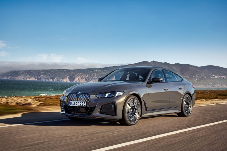BMW i4 vs Tesla Model 3: la berlina eléctrica premium se juega el liderazgo en dinámica y software BMW i4 vs Tesla Model 3: la berlina eléctrica premium se juega el liderazgo en dinámica y software