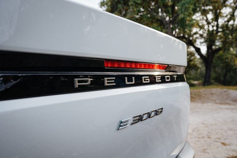 Peugeot 3008 Hybrid 195 e-DCS7 vs Opel Grandland Hybrid: la guerra civil PHEV de Stellantis sobre plataforma S