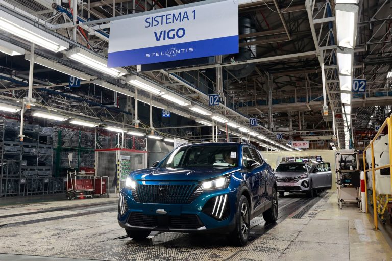 Jeep Avenger vs Peugeot e-2008: el duelo Stellantis por el SUV-B eléctrico más urbano Jeep Avenger vs Peugeot e-2008: el duelo Stellantis por el SUV-B eléctrico más urbano
