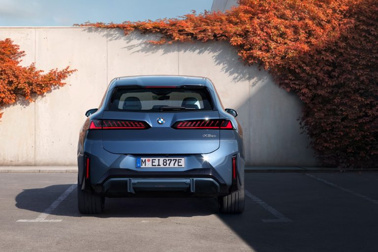 Cómo elegir un SUV premium eléctrico según su ecosistema digital en 2026: apps, actualizaciones OTA y funcione