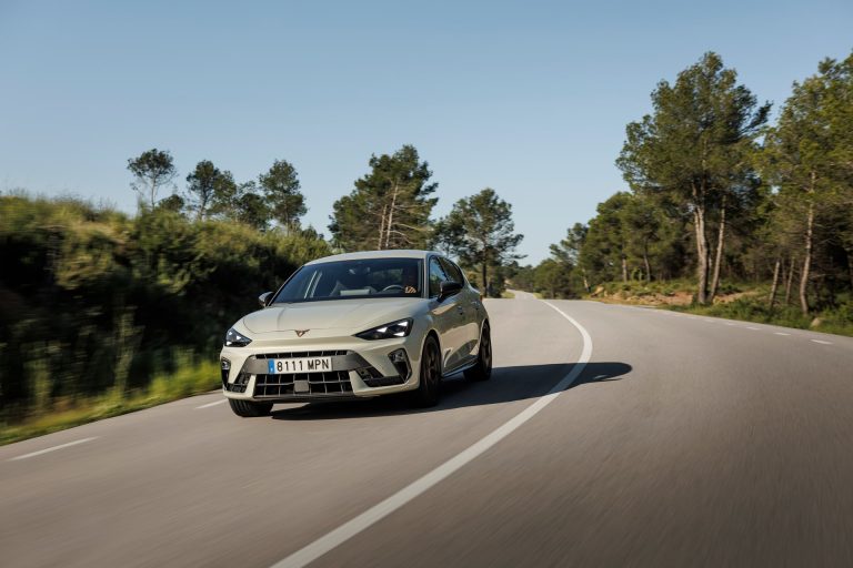 Cómo elegir un compacto PHEV en 2026 según tus kilómetros diarios: cuándo compensa frente al híbrido convencio
