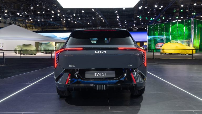 KIA EV4 vs Peugeot e-308: coreano recién llegado contra francés establecido KIA EV4 vs Peugeot e-308: coreano recién llegado contra francés establecido