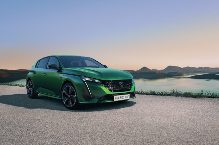 MG4 vs Peugeot e-308: el asalto chino a precio contra el compacto eléctrico francés se decide en el consumo MG4 vs Peugeot e-308: el asalto chino a precio contra el compacto eléctrico francés se decide en el consumo