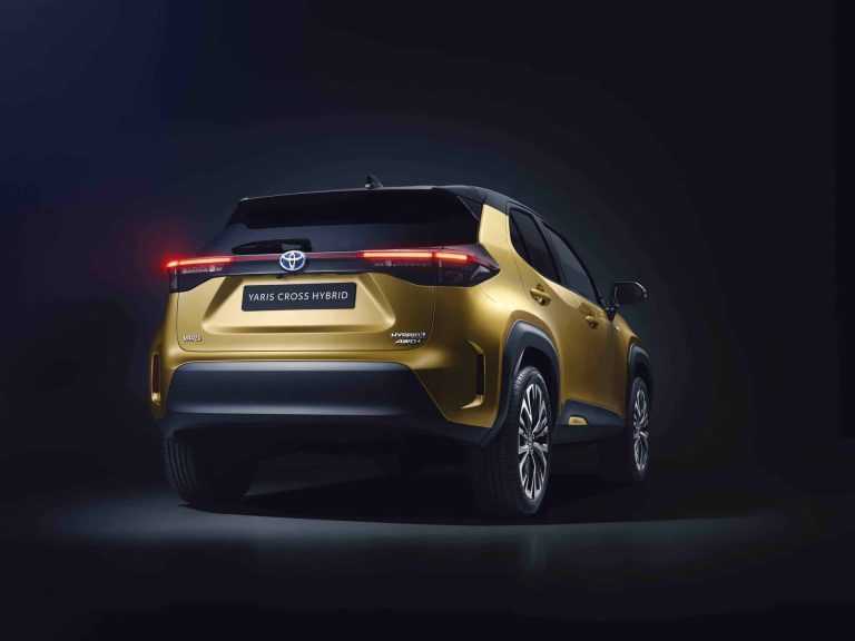 Suzuki e Vitara vs Toyota Urban Cruiser: hermanos de la alianza japonesa en el SUV-B eléctrico