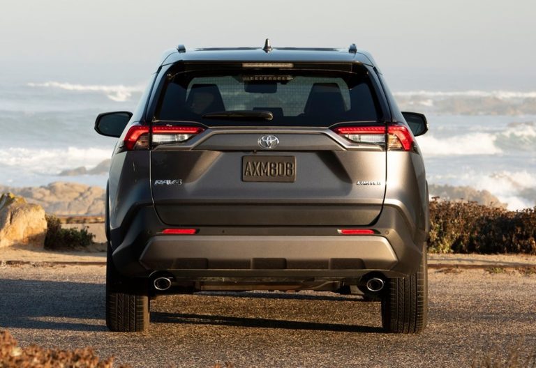Toyota RAV4 Plug-in vs Mitsubishi Outlander PHEV: el pulso japonés del SUV-C enchufable se decide en la autono