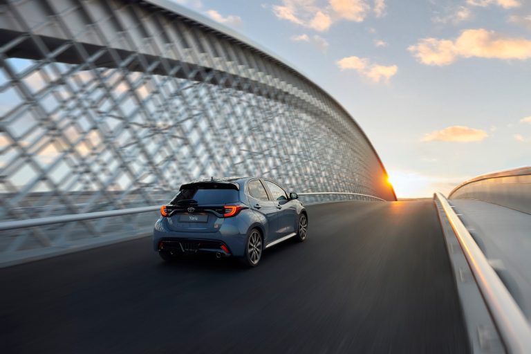 Toyota Yaris vs Honda Jazz: el duelo japonés del utilitario híbrido urbano continúa en 2026 Toyota Yaris vs Honda Jazz: el duelo japonés del utilitario híbrido urbano continúa en 2026