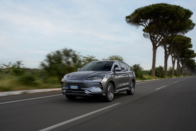 Cómo elegir un SUV PHEV en 2026 según tus kilómetros diarios: cuándo compensa frente a un híbrido convencional