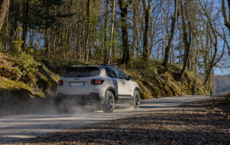 Jeep Avenger Electric vs Jaecoo 5 EV: el SUV-B eléctrico urbano se decide por debajo de 32.000 euros