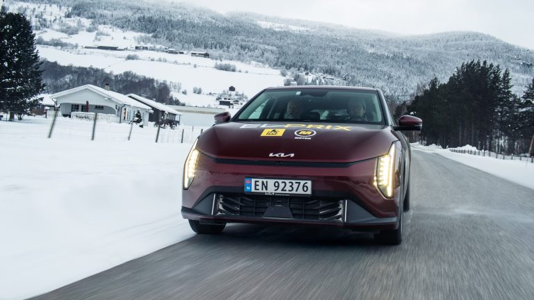 KIA EV4 vs Hyundai IONIQ 5: los dos coreanos del grupo se pelean el compacto eléctrico familiar