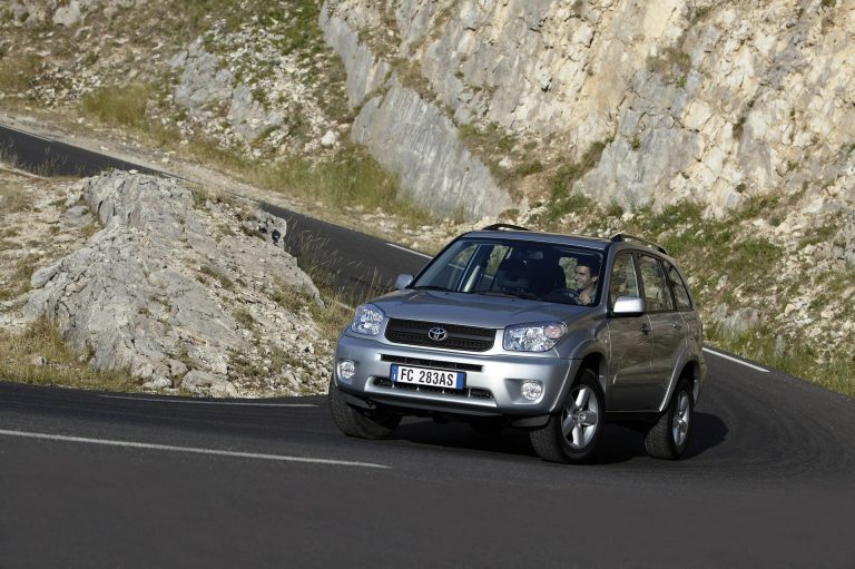 Toyota RAV4 vs Honda CR-V: la batalla japonesa del SUV-C híbrido familiar para quienes viajan mucho Toyota RAV4 vs Honda CR-V: la batalla japonesa del SUV-C híbrido familiar para quienes viajan mucho